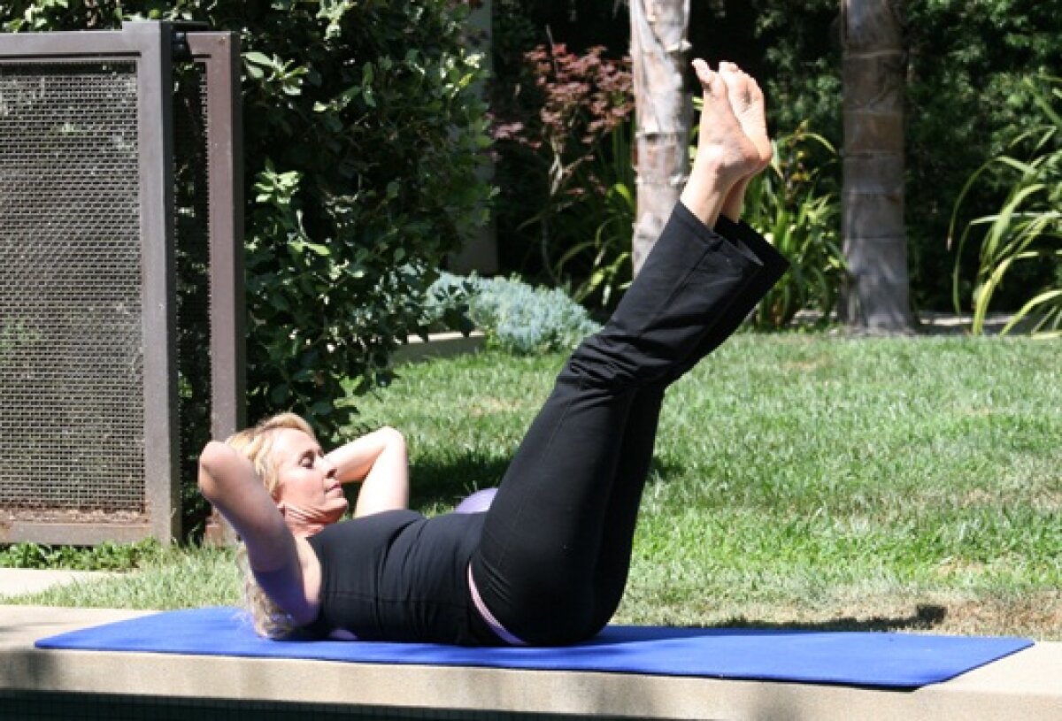 FOTO! 6 exerciţii Pilates pentru o talie de viespe
