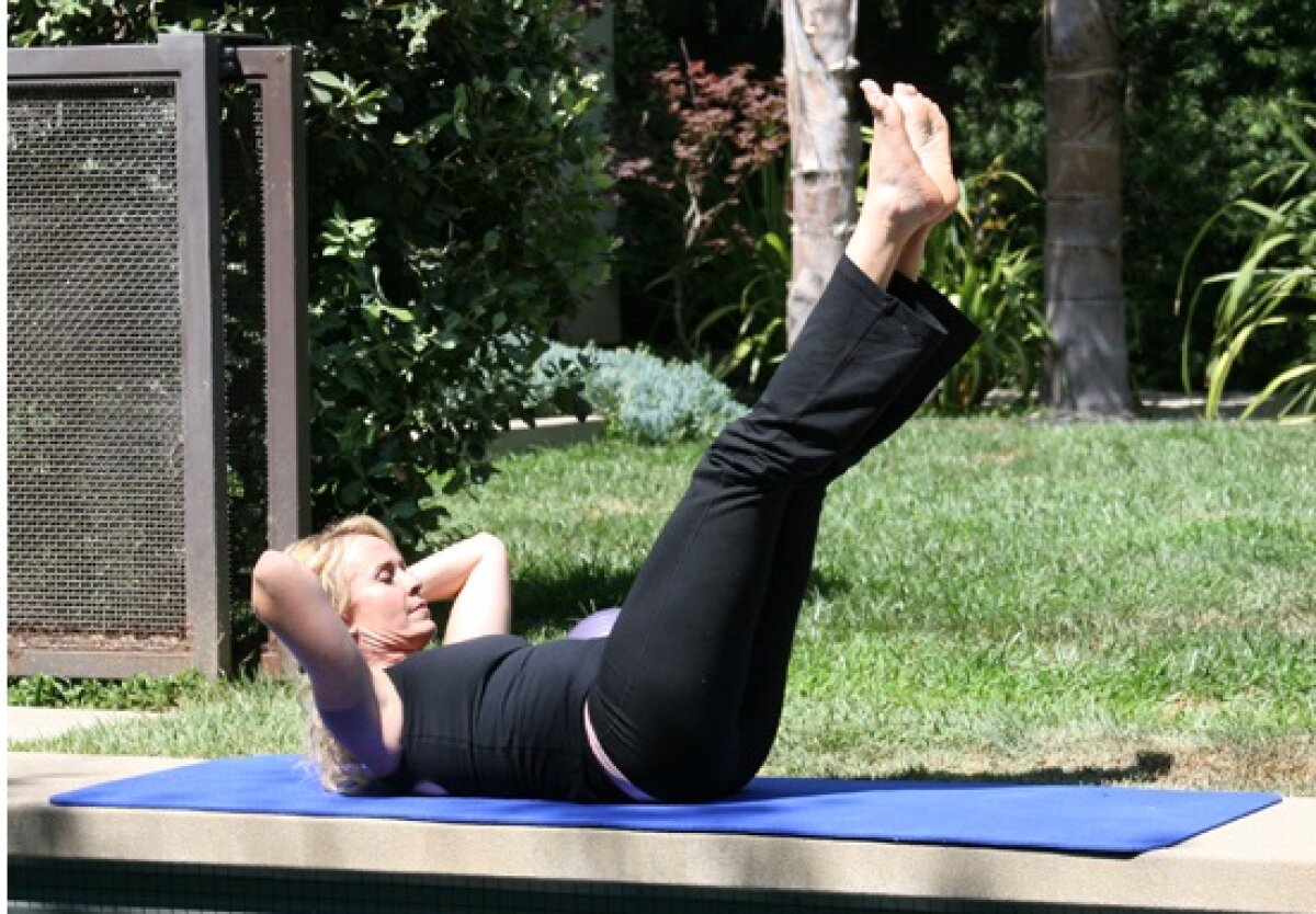 FOTO! 6 exerciţii Pilates pentru o talie de viespe