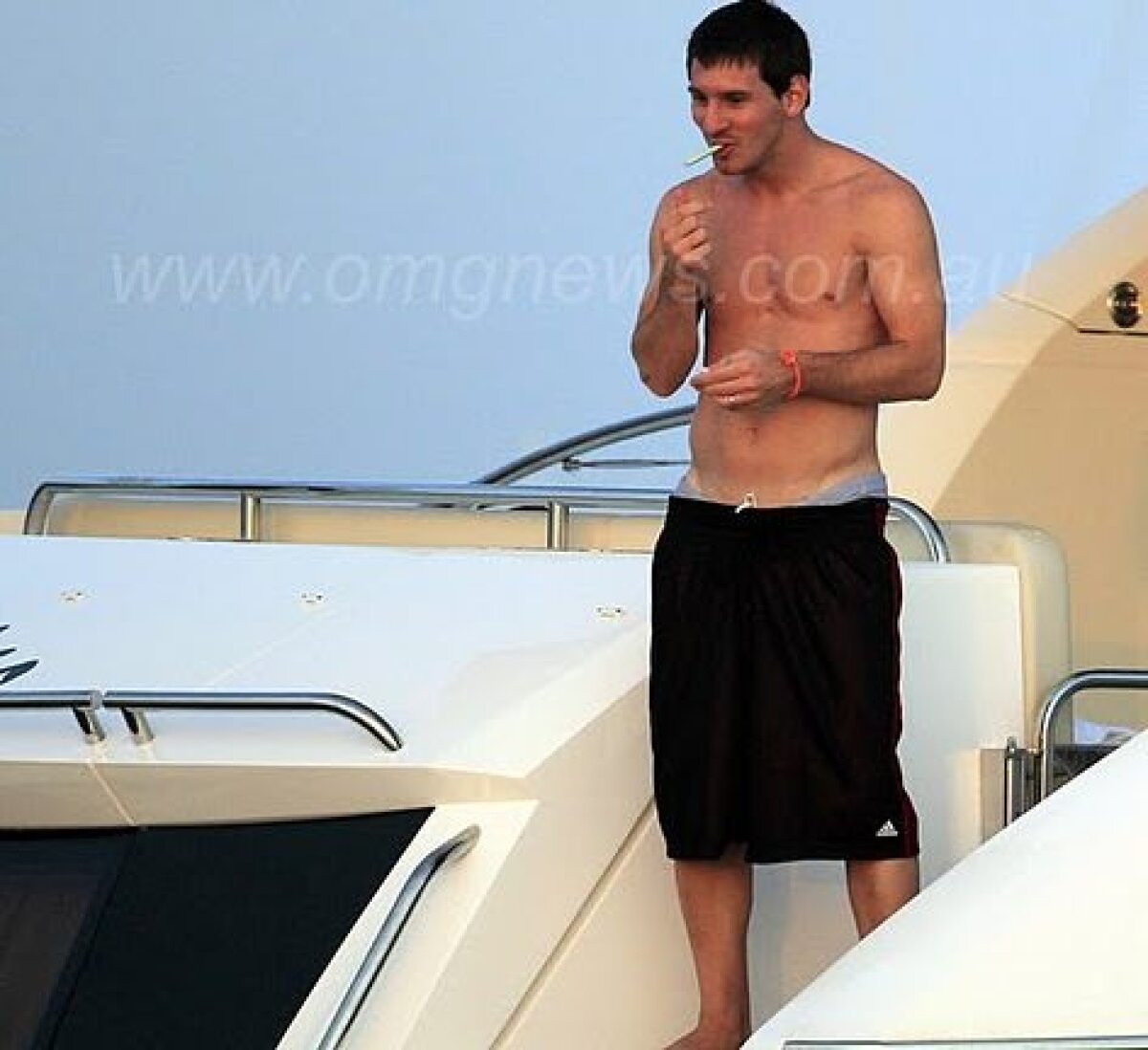 FOTO » Nu vă speriaţi, Messi n-a luat-o pe urmele lui Moţi. Sînt doar dulciuri! :D