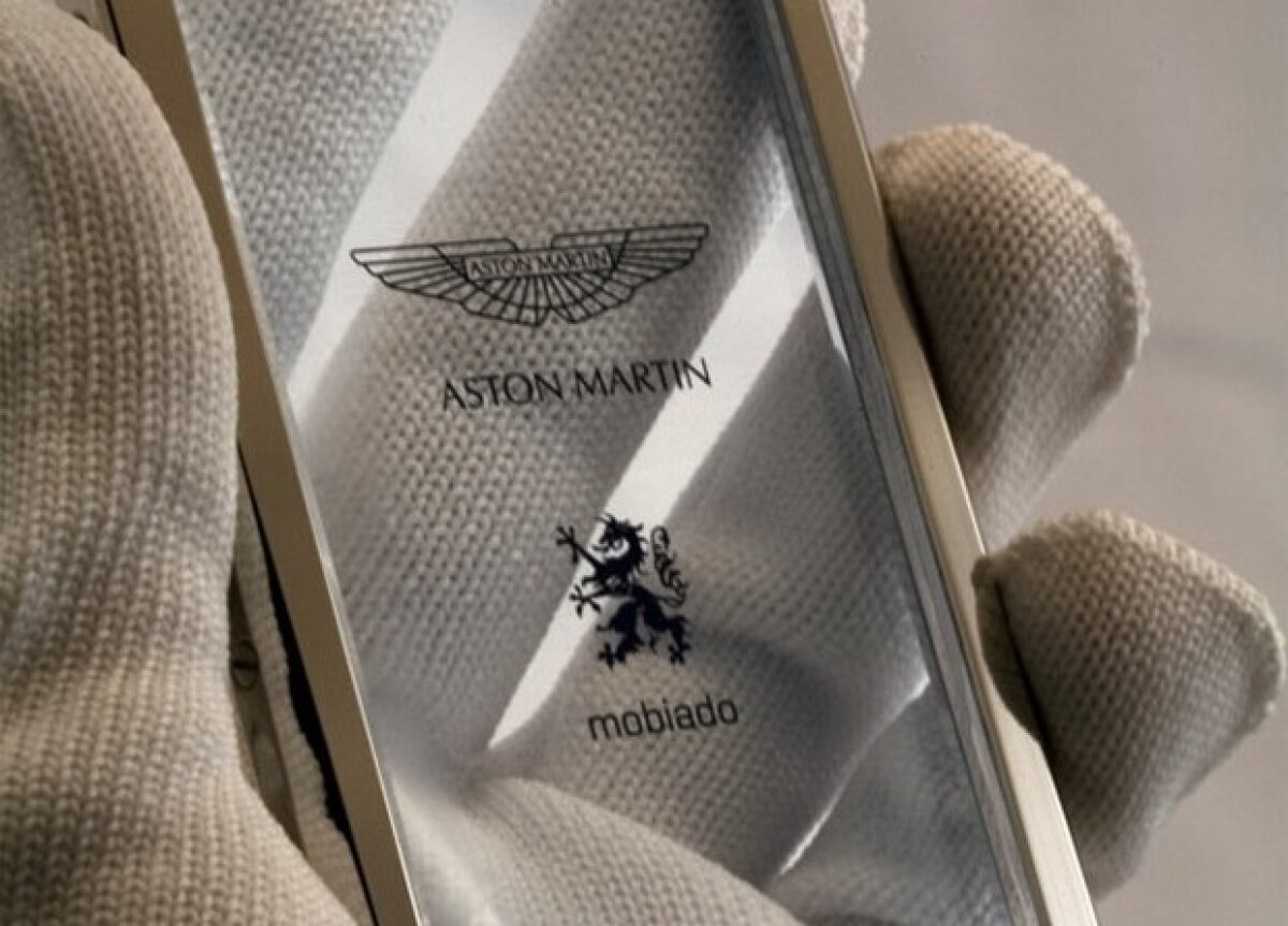 Aston Martin lansează CPT002, smartphone cu design futuristic şi funcţii de control pentru maşina ta sport