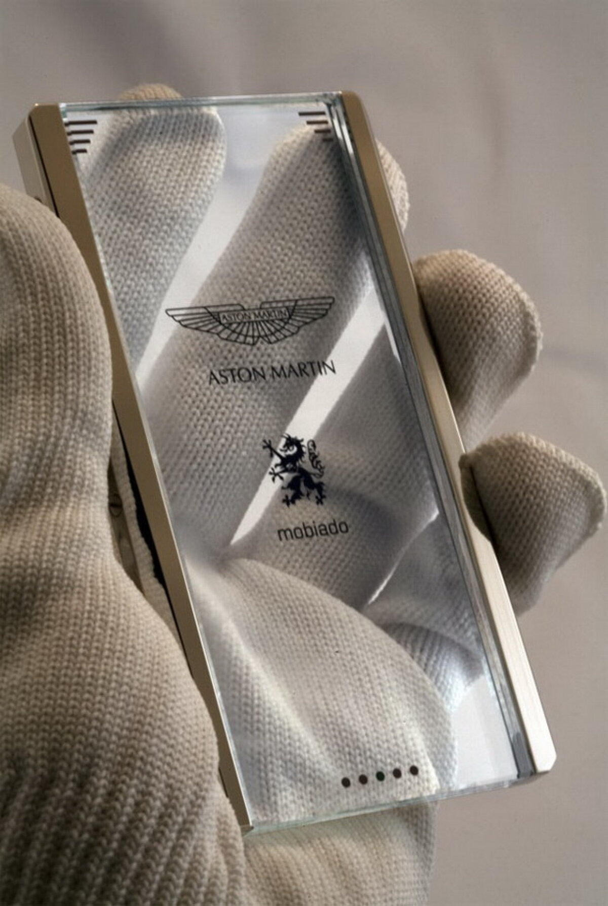 Aston Martin lansează CPT002, smartphone cu design futuristic şi funcţii de control pentru maşina ta sport
