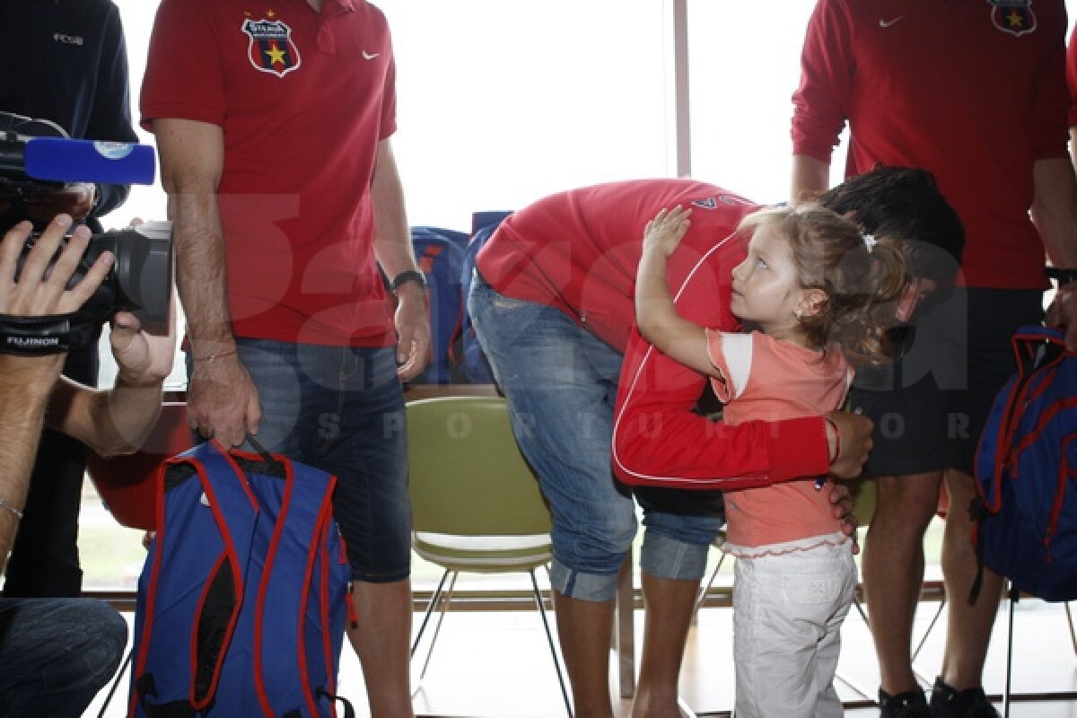 Steliştii au oferit rechizite unor copii de la Hospice Casa Speranţei