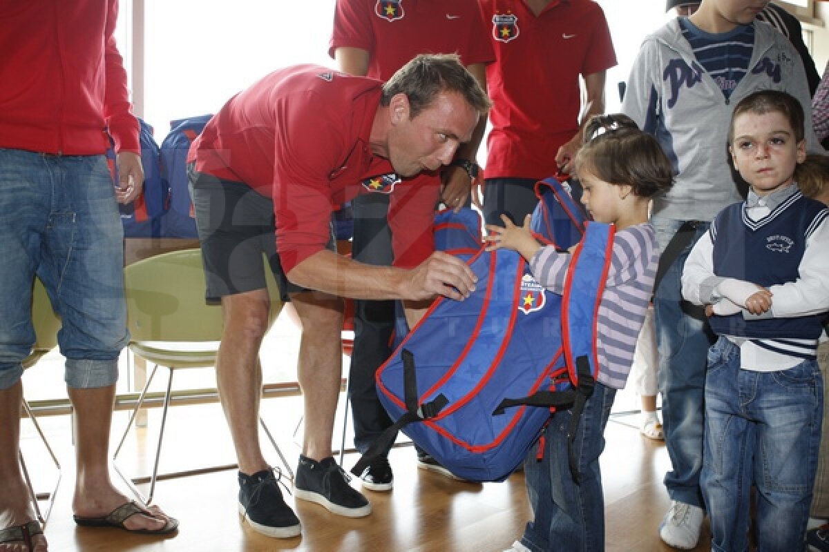 Steliştii au oferit rechizite unor copii de la Hospice Casa Speranţei