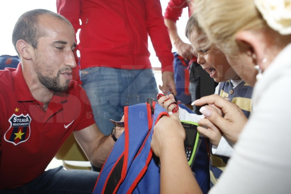 Steliştii au oferit rechizite unor copii de la Hospice Casa Speranţei