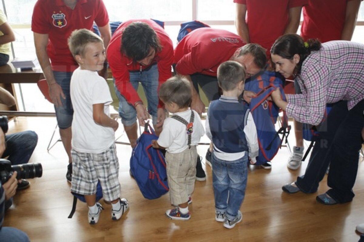 Steliştii au oferit rechizite unor copii de la Hospice Casa Speranţei