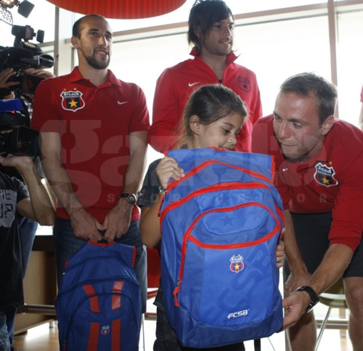 Steliştii au oferit rechizite unor copii de la Hospice Casa Speranţei