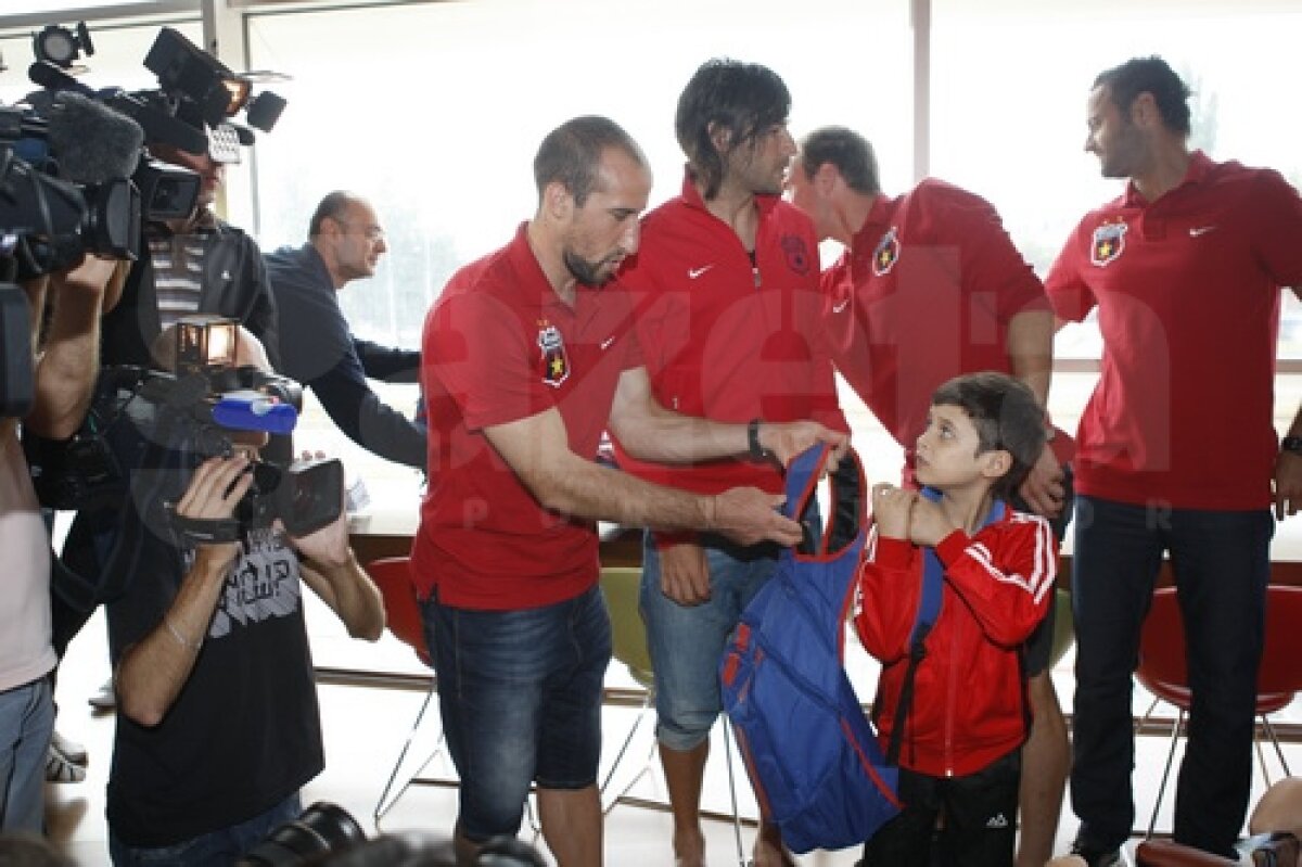 Steliştii au oferit rechizite unor copii de la Hospice Casa Speranţei