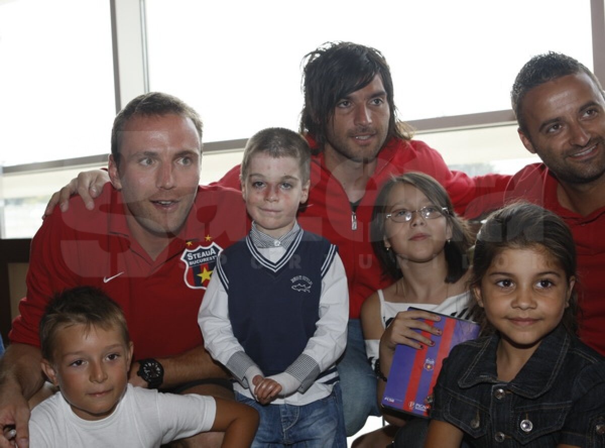 Steliştii au oferit rechizite unor copii de la Hospice Casa Speranţei