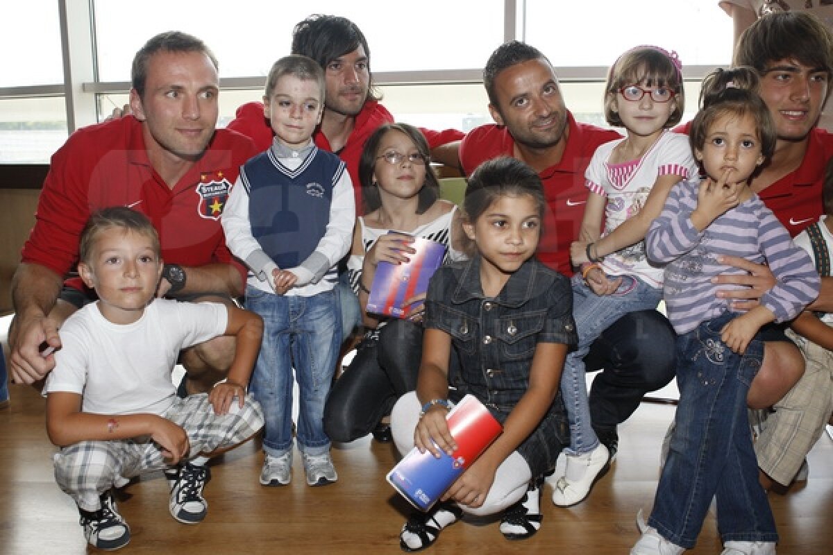 Steliştii au oferit rechizite unor copii de la Hospice Casa Speranţei