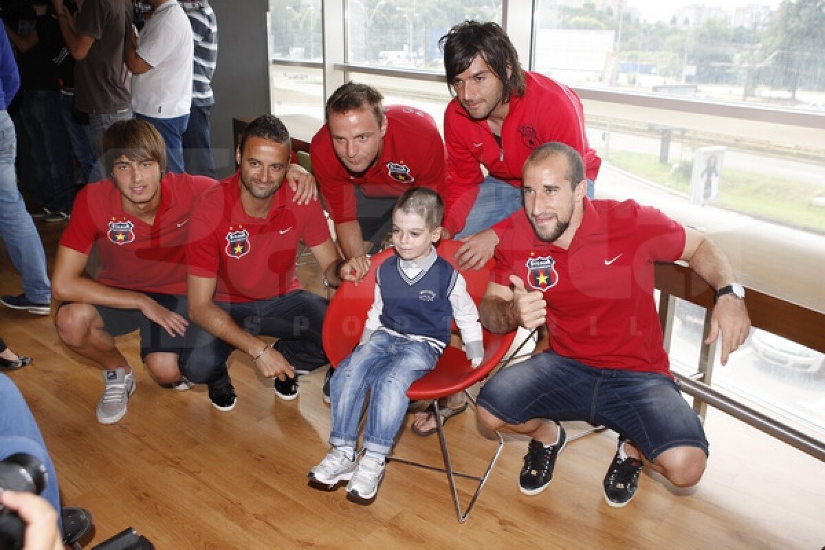 Steliştii au oferit rechizite unor copii de la Hospice Casa Speranţei