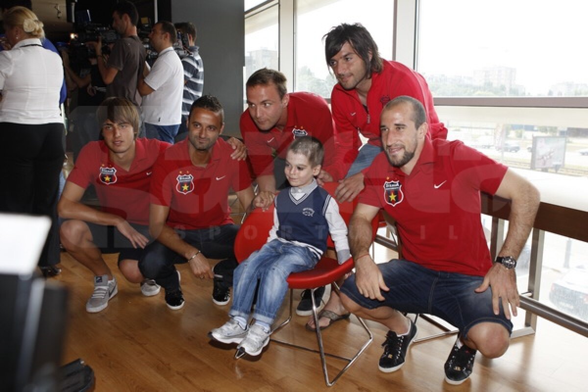 Steliştii au oferit rechizite unor copii de la Hospice Casa Speranţei