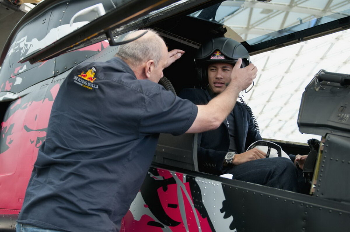 Neymar face show şi în afara gazonului » A condus un Audi RS5 cu peste 200 km/h şi a luat primele lecţii de pilotaj!