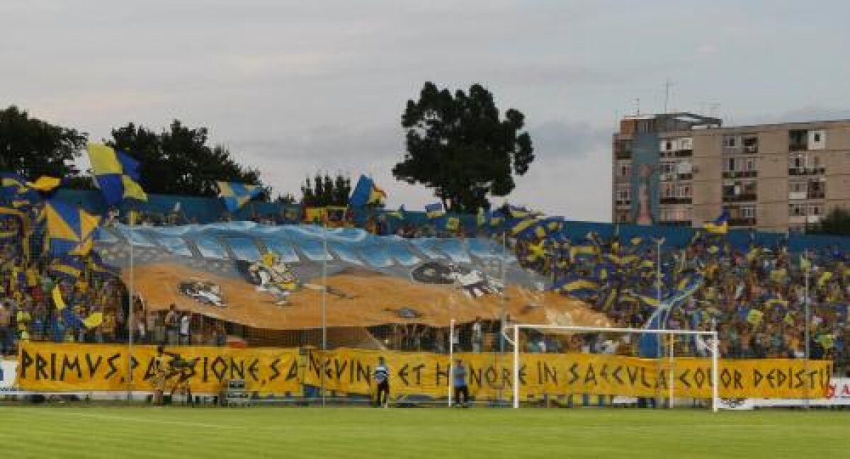 Eminescu a ajuns pe stadion! » Galeriile au făcut SHOW la Petrolul - Rapid