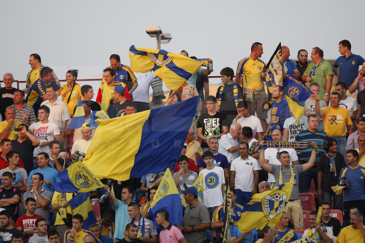Eminescu a ajuns pe stadion! » Galeriile au făcut SHOW la Petrolul - Rapid