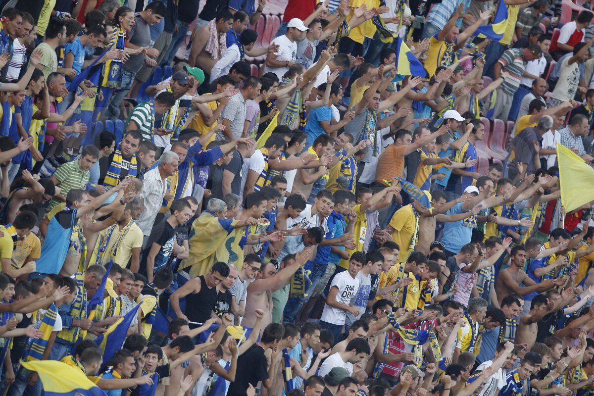 Eminescu a ajuns pe stadion! » Galeriile au făcut SHOW la Petrolul - Rapid