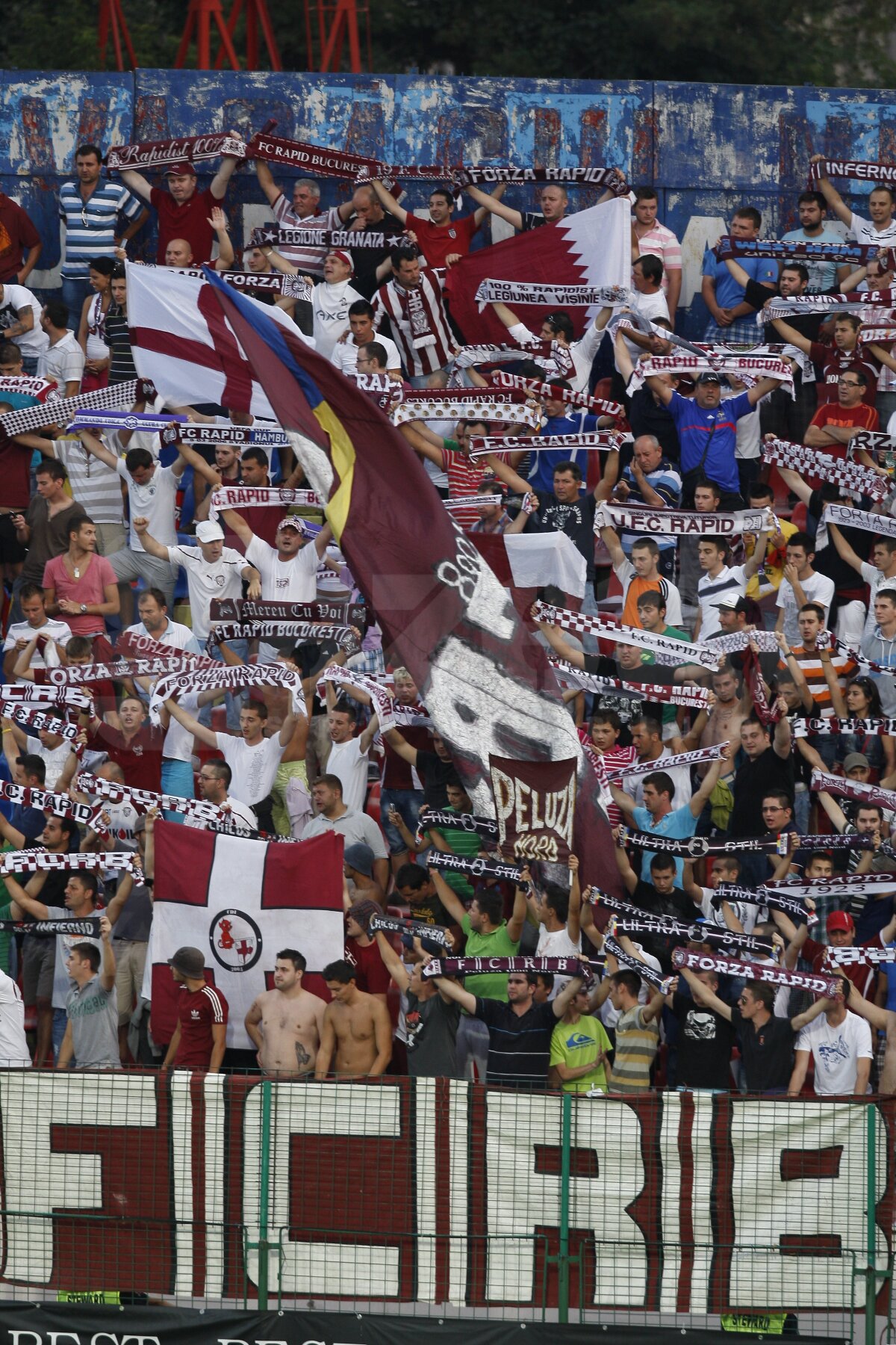 Eminescu a ajuns pe stadion! » Galeriile au făcut SHOW la Petrolul - Rapid