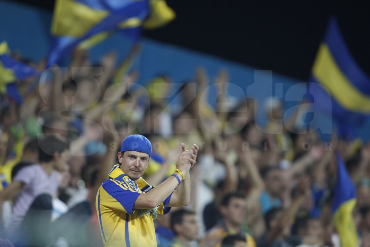 Eminescu a ajuns pe stadion! » Galeriile au făcut SHOW la Petrolul - Rapid