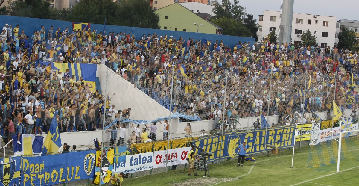 Eminescu a ajuns pe stadion! » Galeriile au făcut SHOW la Petrolul - Rapid