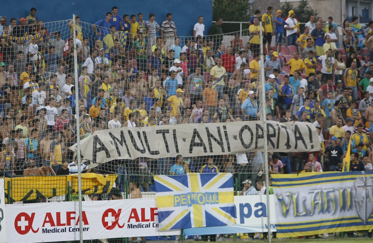 Eminescu a ajuns pe stadion! » Galeriile au făcut SHOW la Petrolul - Rapid