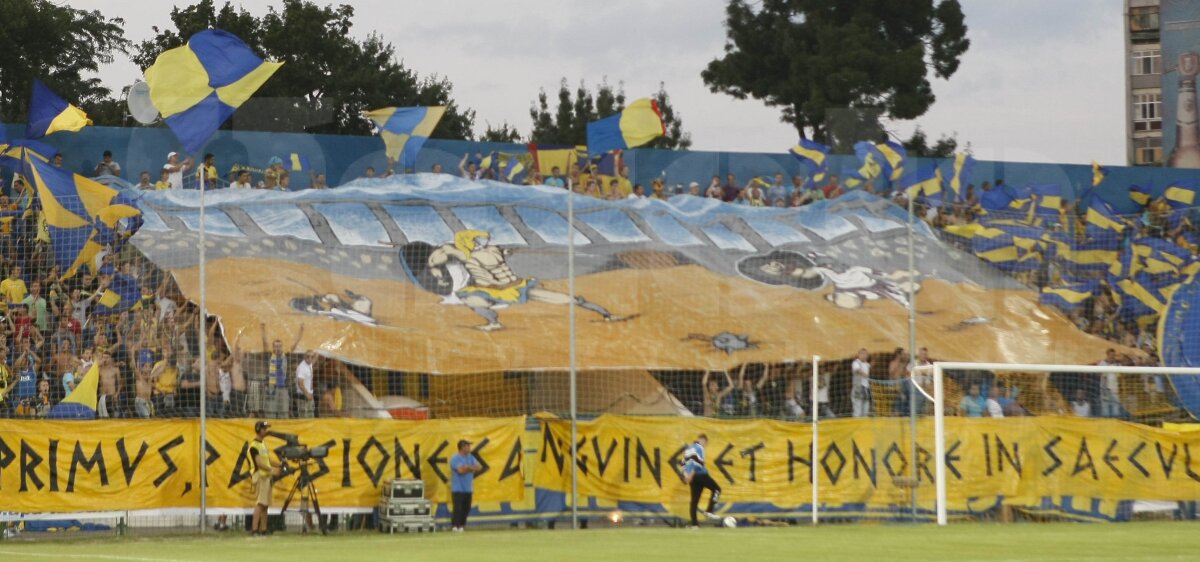 Eminescu a ajuns pe stadion! » Galeriile au făcut SHOW la Petrolul - Rapid