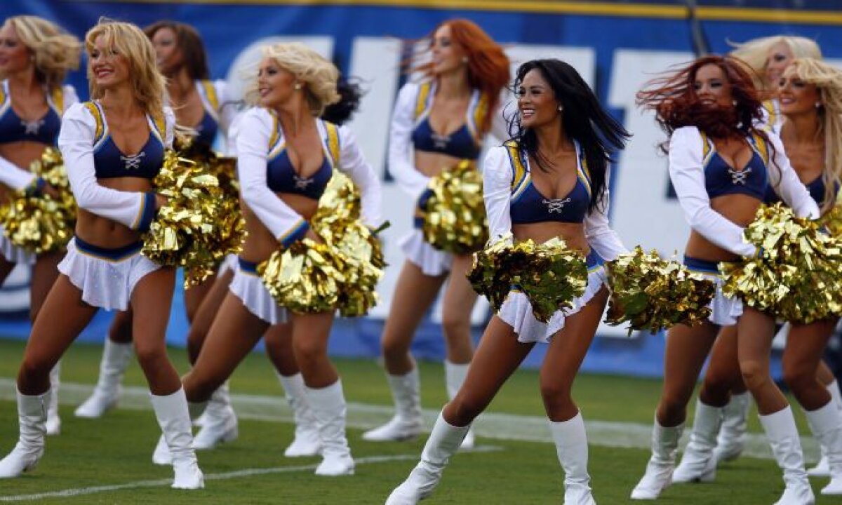 FOTO VEZI de ce sînt bărbaţii înnebuniţi după fotbalul american!