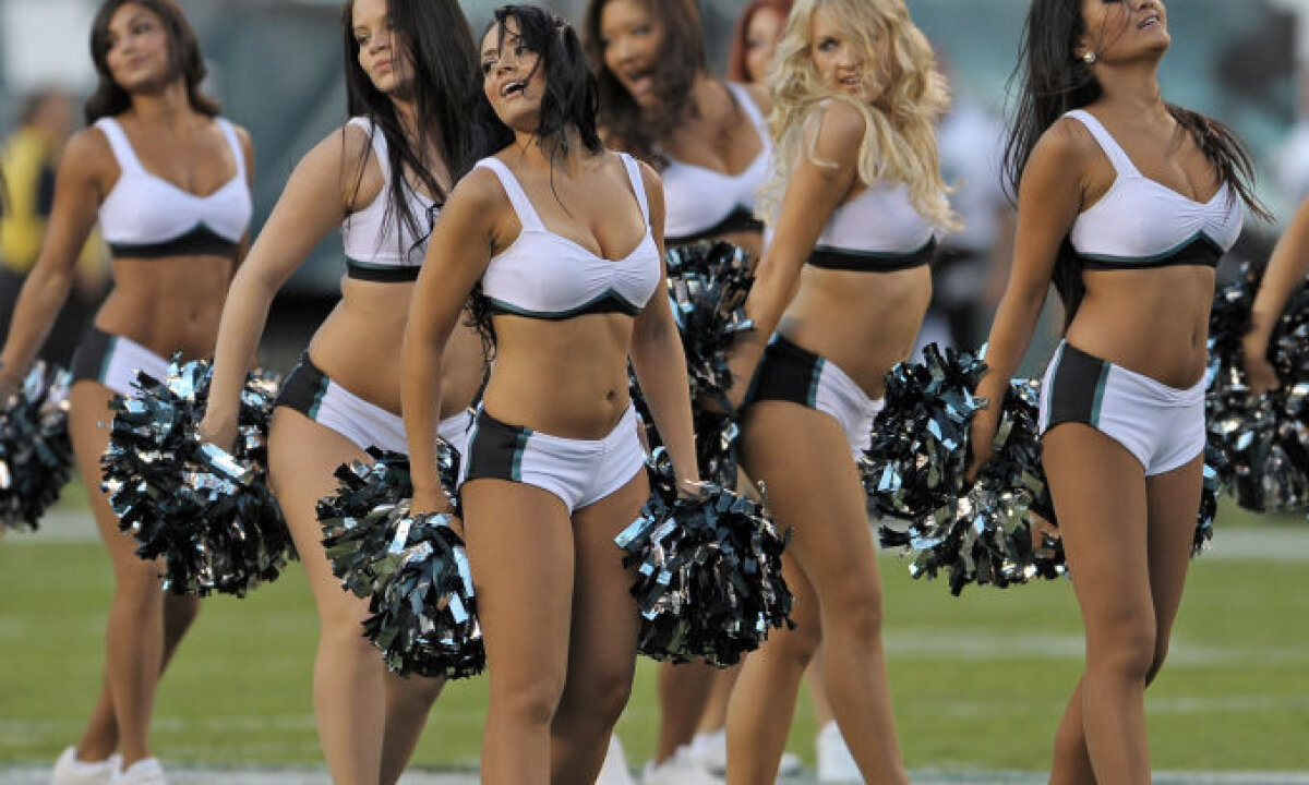 FOTO VEZI de ce sînt bărbaţii înnebuniţi după fotbalul american!