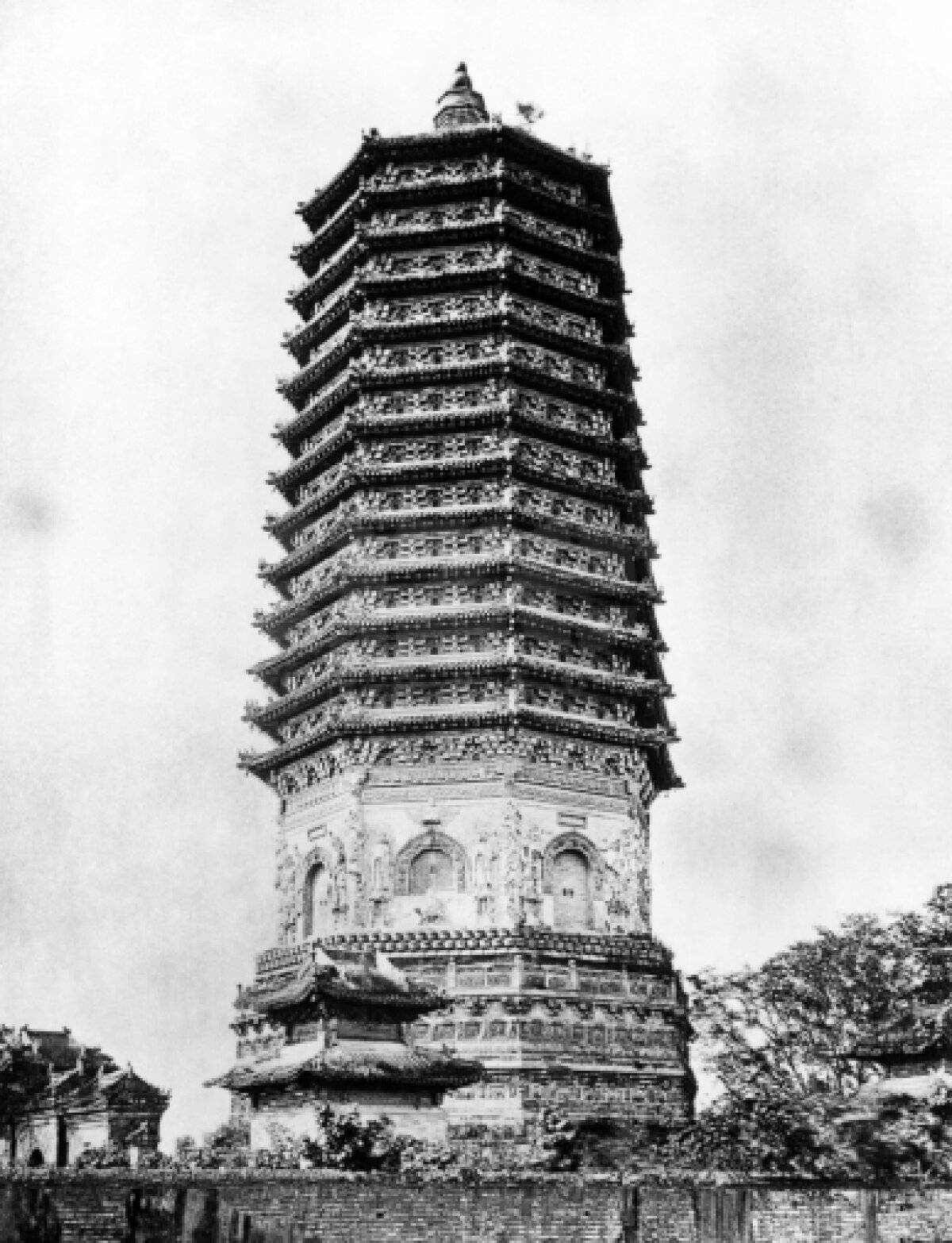 EXCLUSIV 100.000km pe jos în jurul lumii: de la cupolele „învelite în 350kg de aur” la legenda asasinilor din Iran! O aventură monumentală, nespusă, a 4 români: unul a murit drogat cu opiu în India, altul căzut de pe stânci, al treilea cu picioarele amputate!