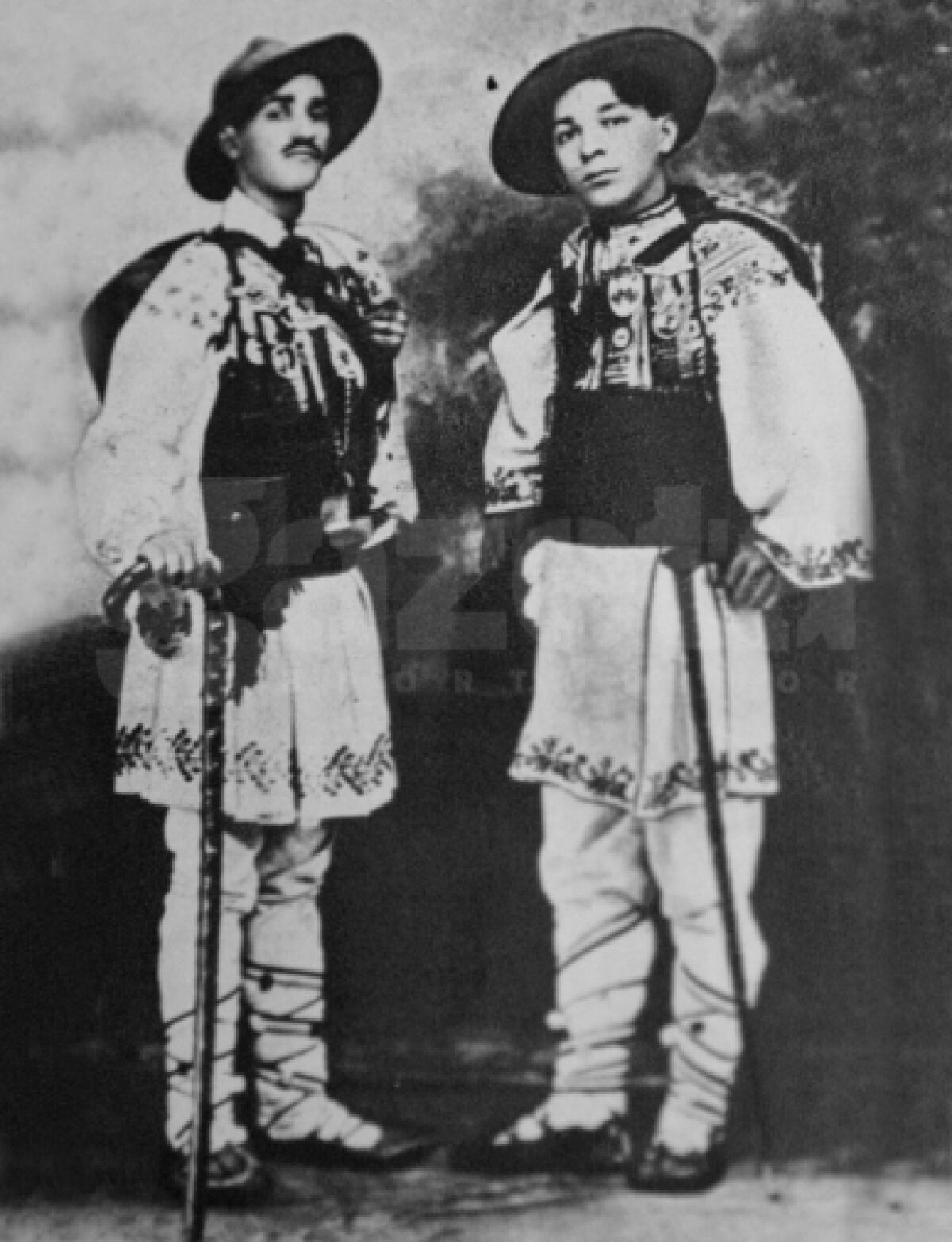 EXCLUSIV 100.000km pe jos în jurul lumii: de la cupolele „învelite în 350kg de aur” la legenda asasinilor din Iran! O aventură monumentală, nespusă, a 4 români: unul a murit drogat cu opiu în India, altul căzut de pe stânci, al treilea cu picioarele amputate!