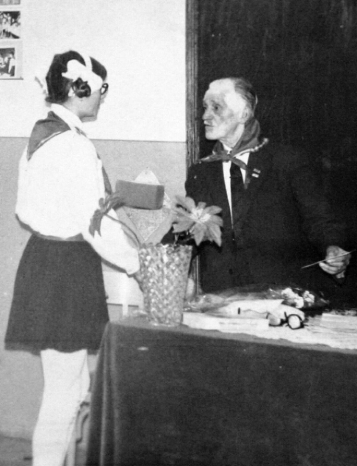 EXCLUSIV 100.000km pe jos în jurul lumii: de la cupolele „învelite în 350kg de aur” la legenda asasinilor din Iran! O aventură monumentală, nespusă, a 4 români: unul a murit drogat cu opiu în India, altul căzut de pe stânci, al treilea cu picioarele amputate!