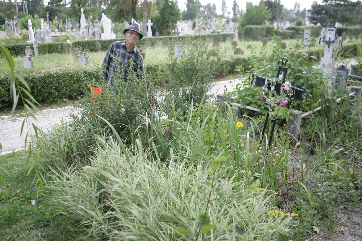 EXCLUSIV 100.000km pe jos în jurul lumii: de la cupolele „învelite în 350kg de aur” la legenda asasinilor din Iran! O aventură monumentală, nespusă, a 4 români: unul a murit drogat cu opiu în India, altul căzut de pe stânci, al treilea cu picioarele amputate!