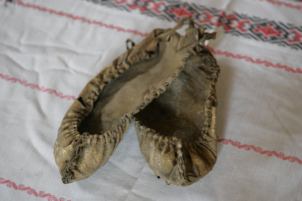 EXCLUSIV 100.000km pe jos în jurul lumii: de la cupolele „învelite în 350kg de aur” la legenda asasinilor din Iran! O aventură monumentală, nespusă, a 4 români: unul a murit drogat cu opiu în India, altul căzut de pe stânci, al treilea cu picioarele amputate!