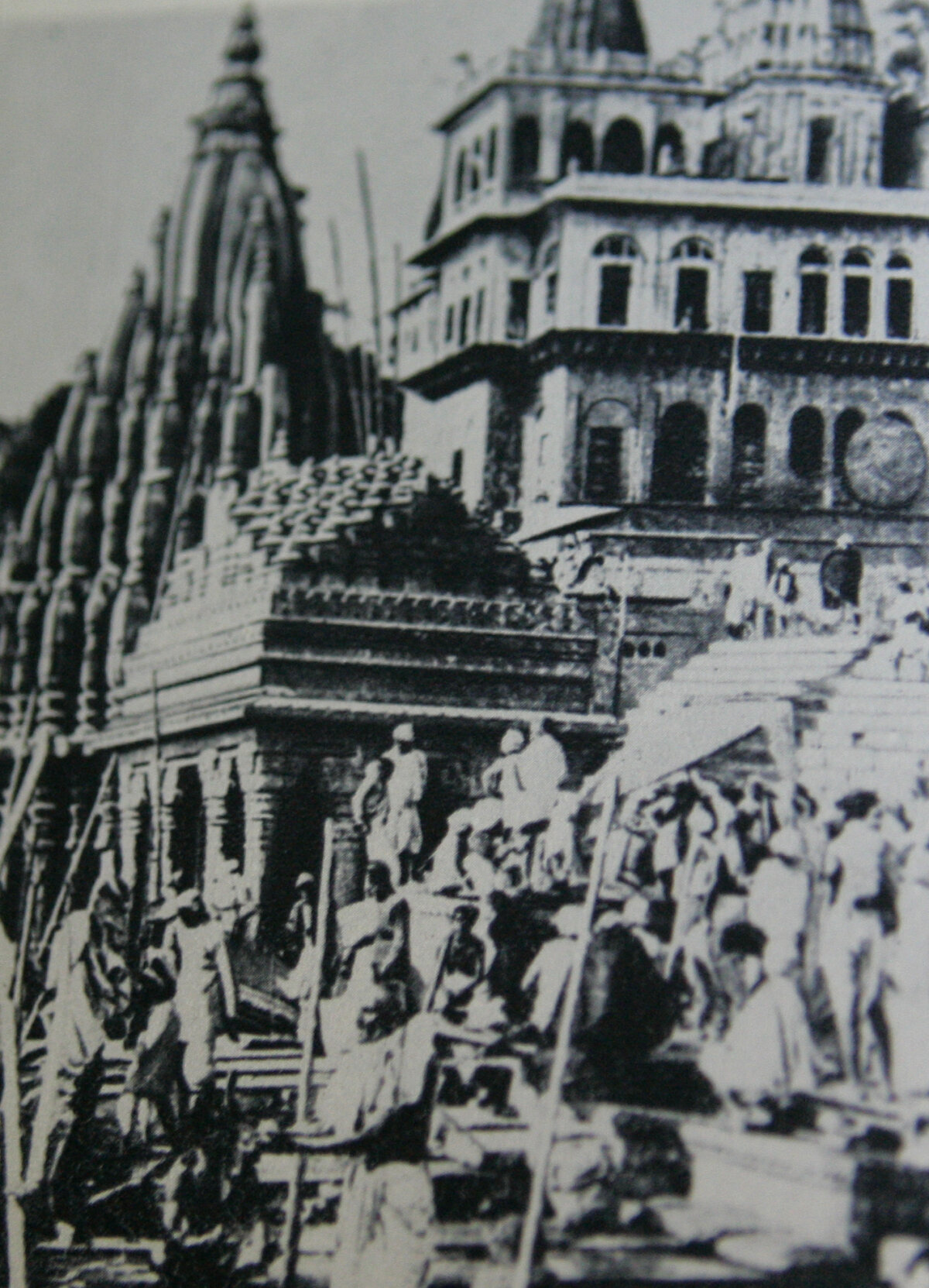 EXCLUSIV 100.000km pe jos în jurul lumii: de la cupolele „învelite în 350kg de aur” la legenda asasinilor din Iran! O aventură monumentală, nespusă, a 4 români: unul a murit drogat cu opiu în India, altul căzut de pe stânci, al treilea cu picioarele amputate!