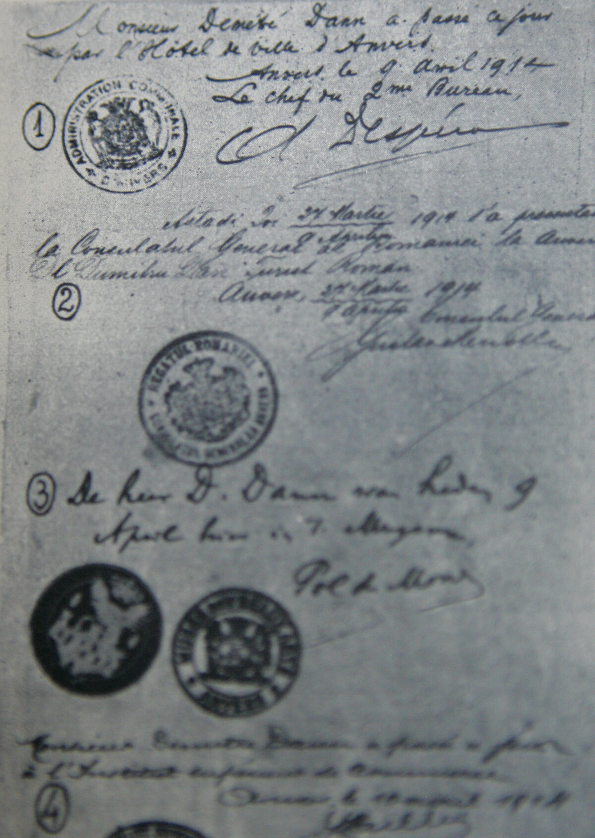 EXCLUSIV 100.000km pe jos în jurul lumii: de la cupolele „învelite în 350kg de aur” la legenda asasinilor din Iran! O aventură monumentală, nespusă, a 4 români: unul a murit drogat cu opiu în India, altul căzut de pe stânci, al treilea cu picioarele amputate!