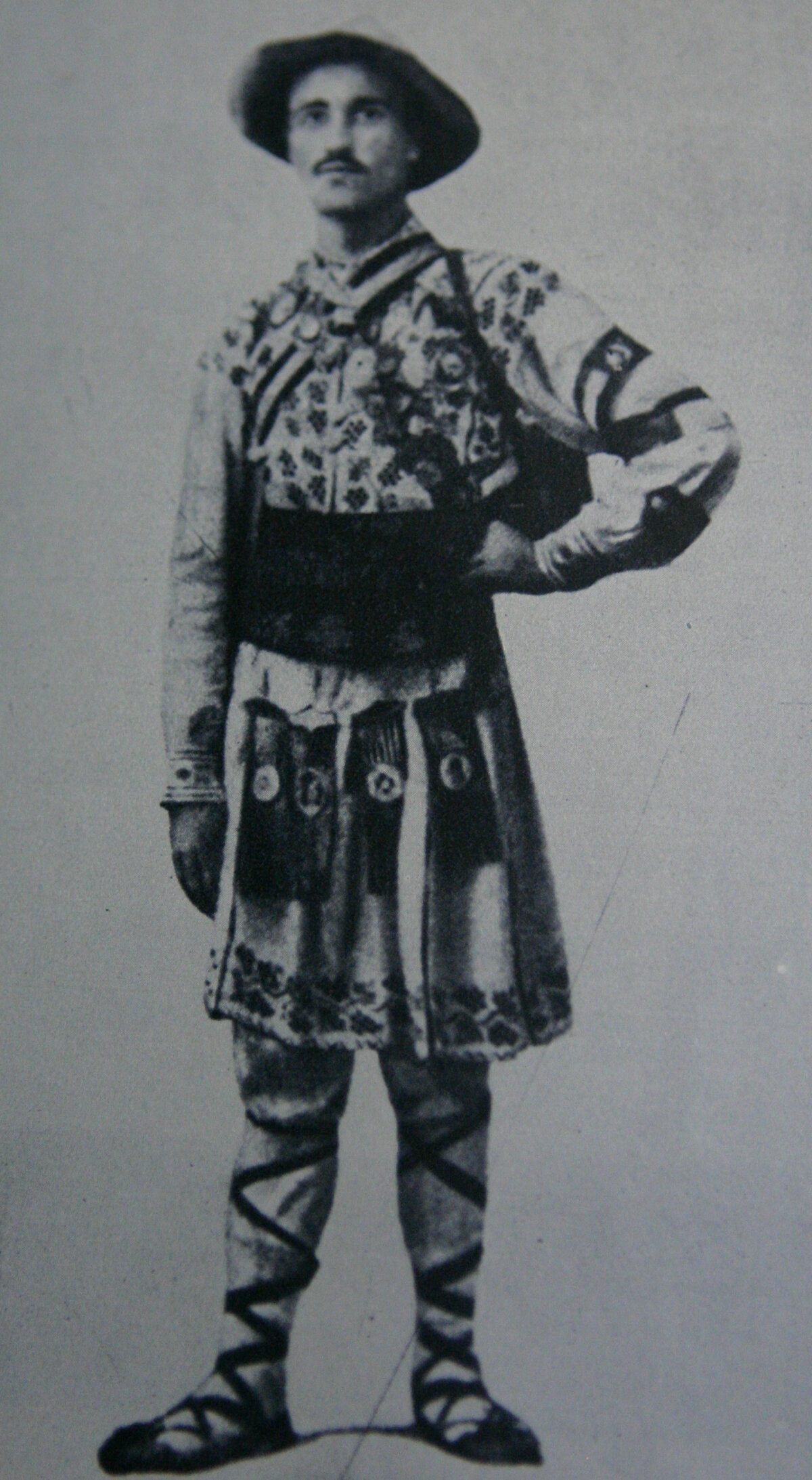 EXCLUSIV 100.000km pe jos în jurul lumii: de la cupolele „învelite în 350kg de aur” la legenda asasinilor din Iran! O aventură monumentală, nespusă, a 4 români: unul a murit drogat cu opiu în India, altul căzut de pe stânci, al treilea cu picioarele amputate!