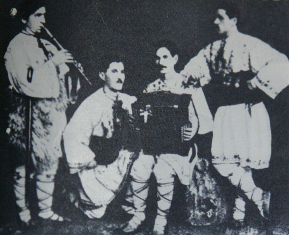 EXCLUSIV 100.000km pe jos în jurul lumii: de la cupolele „învelite în 350kg de aur” la legenda asasinilor din Iran! O aventură monumentală, nespusă, a 4 români: unul a murit drogat cu opiu în India, altul căzut de pe stânci, al treilea cu picioarele amputate!