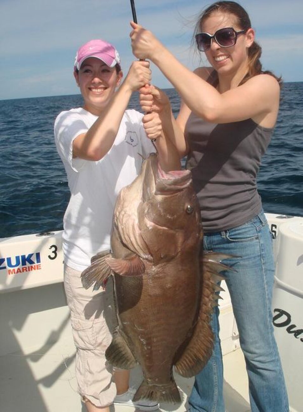 GALERIE FOTO » Şi fetele se pricep la pescuit ;)