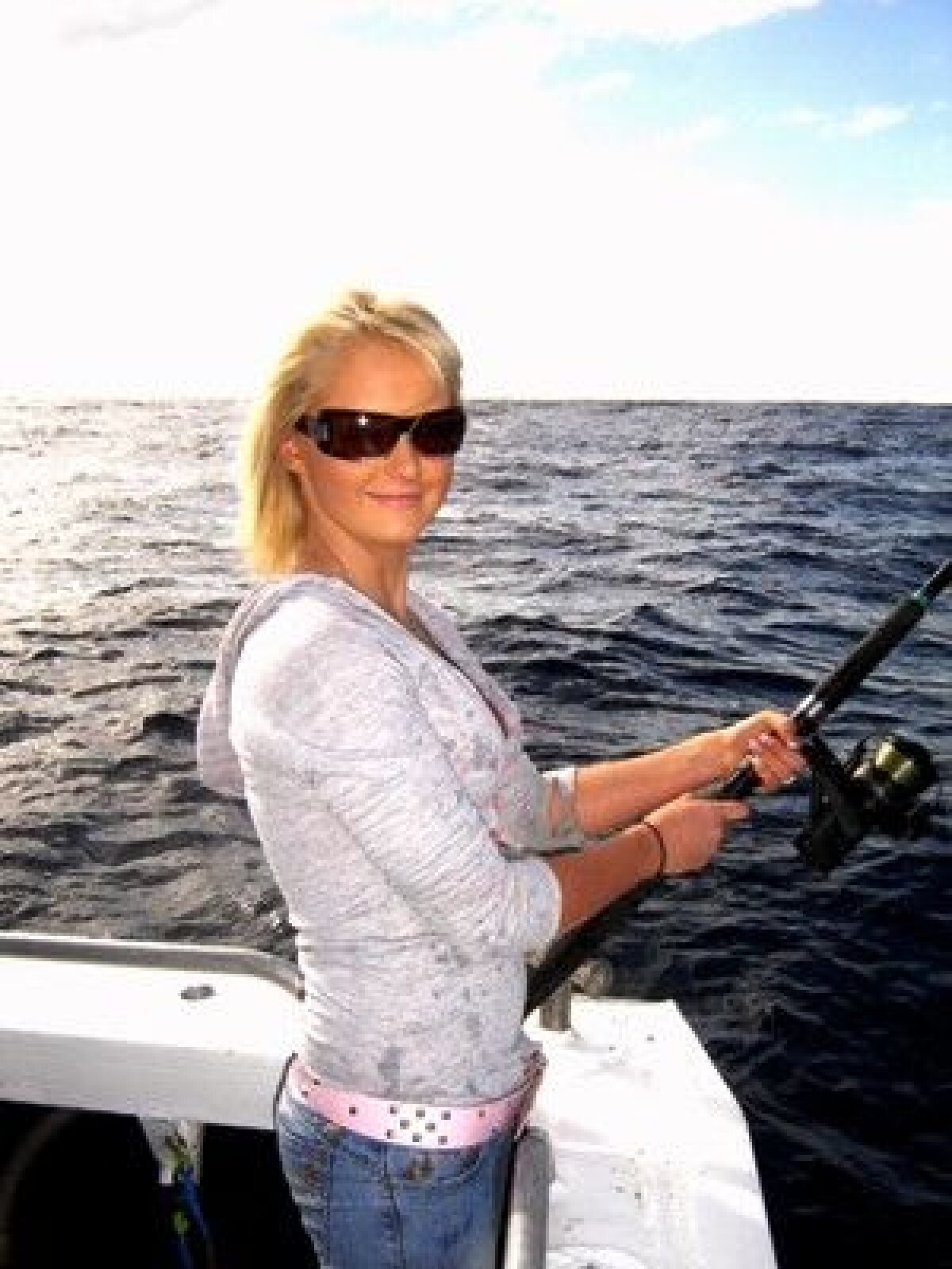 GALERIE FOTO » Şi fetele se pricep la pescuit ;)