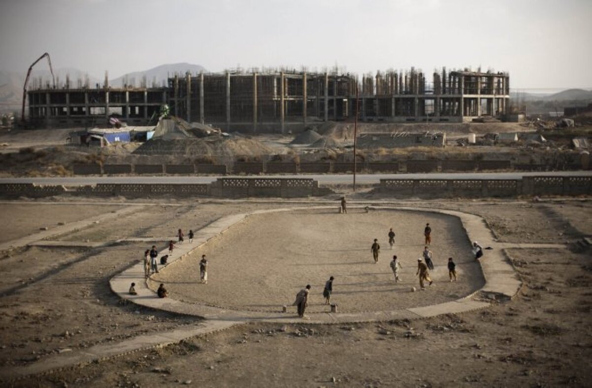 FOTO Fotbalul se naşte pe maidane » Super-galerie cu copii jucînd fotbal în diferite colţuri ale lumii