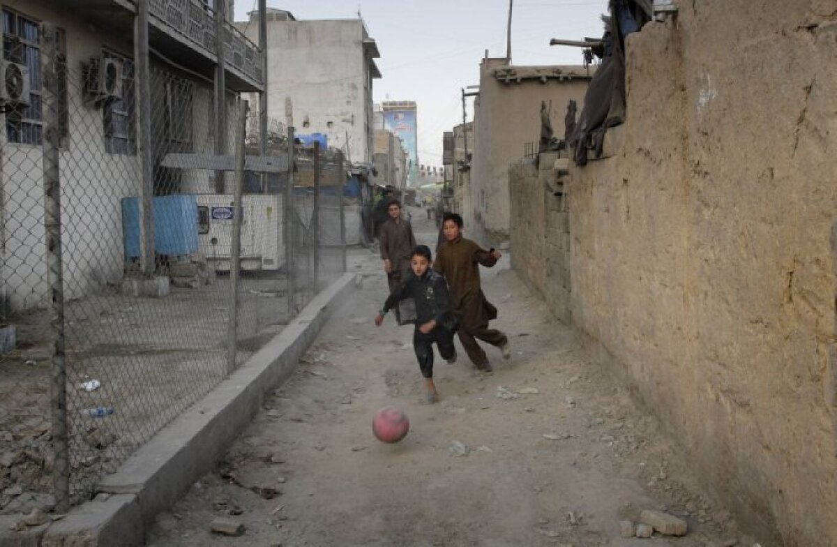 FOTO Fotbalul se naşte pe maidane » Super-galerie cu copii jucînd fotbal în diferite colţuri ale lumii