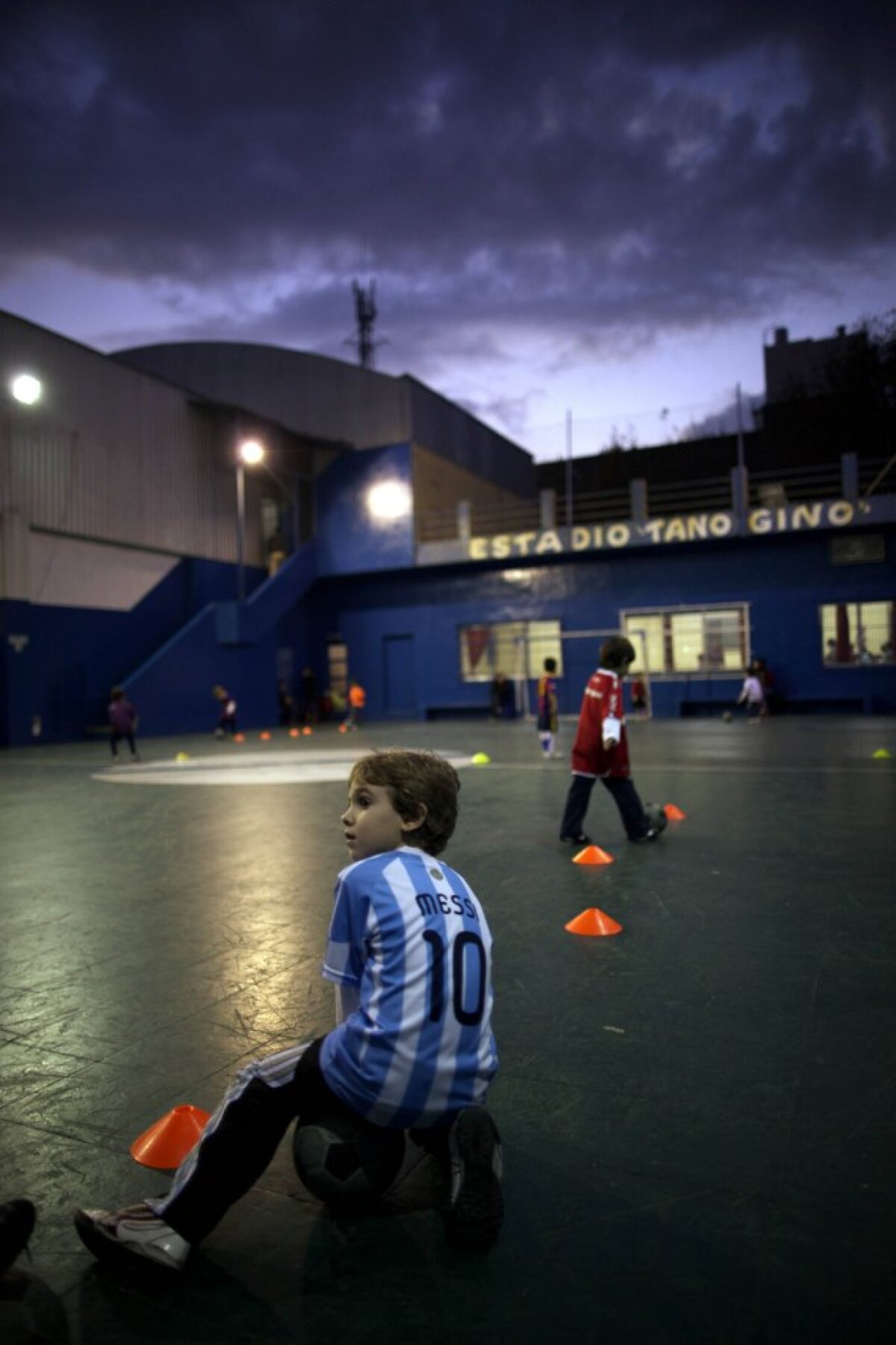 FOTO Fotbalul se naşte pe maidane » Super-galerie cu copii jucînd fotbal în diferite colţuri ale lumii