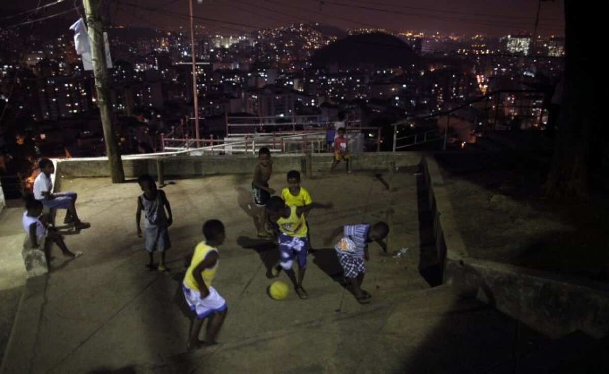 FOTO Fotbalul se naşte pe maidane » Super-galerie cu copii jucînd fotbal în diferite colţuri ale lumii