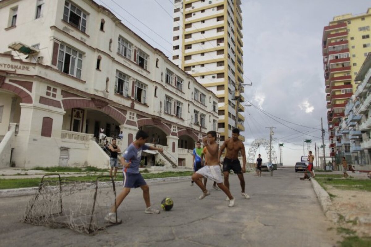 FOTO Fotbalul se naşte pe maidane » Super-galerie cu copii jucînd fotbal în diferite colţuri ale lumii