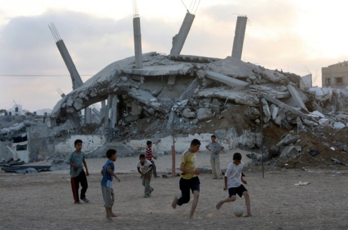 FOTO Fotbalul se naşte pe maidane » Super-galerie cu copii jucînd fotbal în diferite colţuri ale lumii