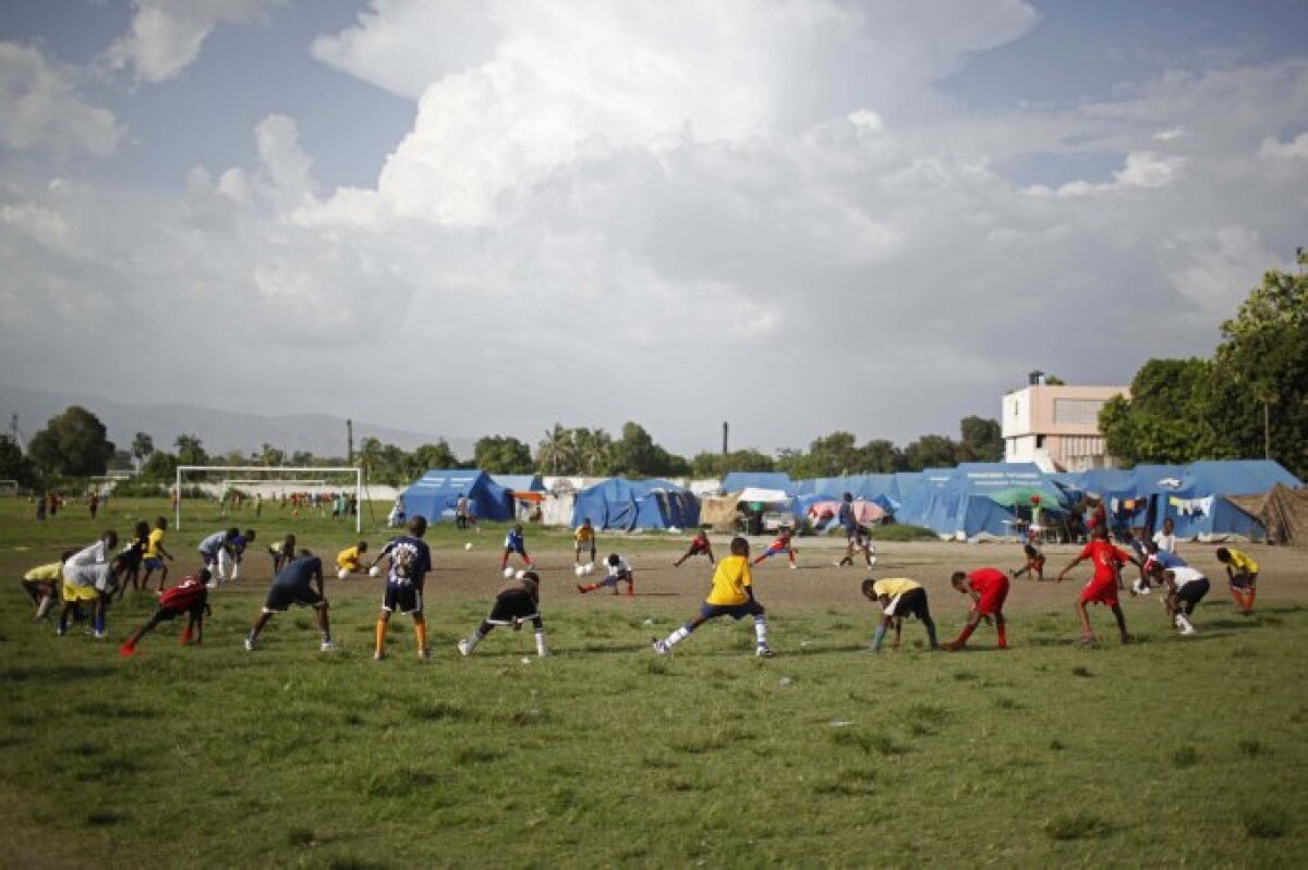 FOTO Fotbalul se naşte pe maidane » Super-galerie cu copii jucînd fotbal în diferite colţuri ale lumii