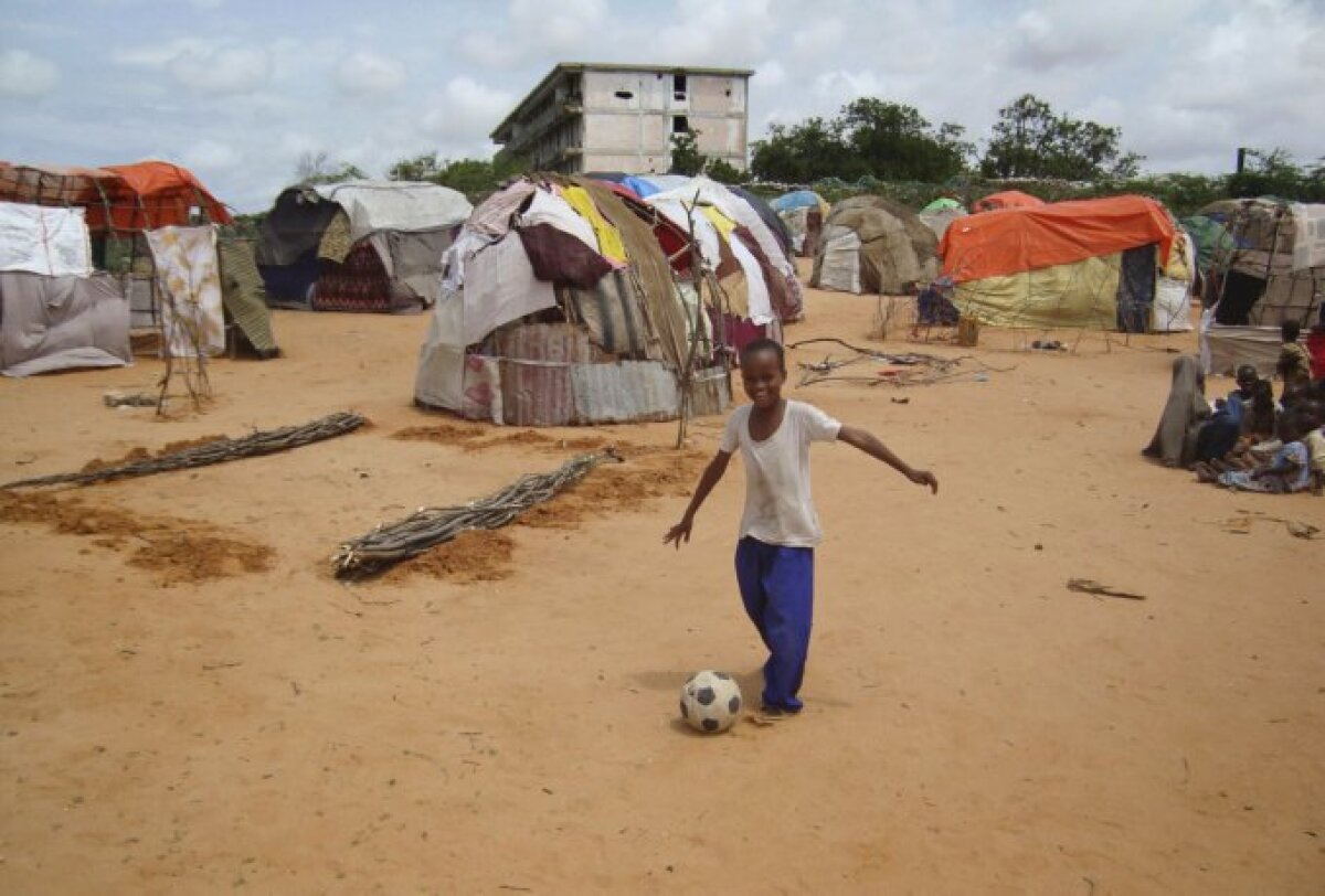 FOTO Fotbalul se naşte pe maidane » Super-galerie cu copii jucînd fotbal în diferite colţuri ale lumii