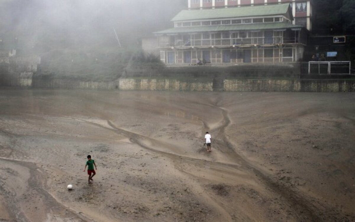 FOTO Fotbalul se naşte pe maidane » Super-galerie cu copii jucînd fotbal în diferite colţuri ale lumii