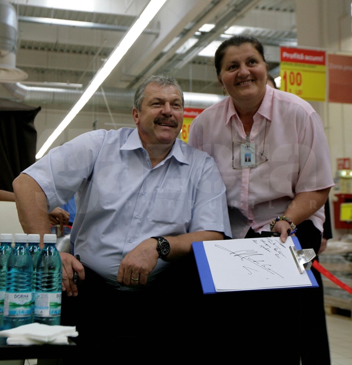 FOTO Steliştii au dat autografe la Mall, apoi s-au plimbat prin parc