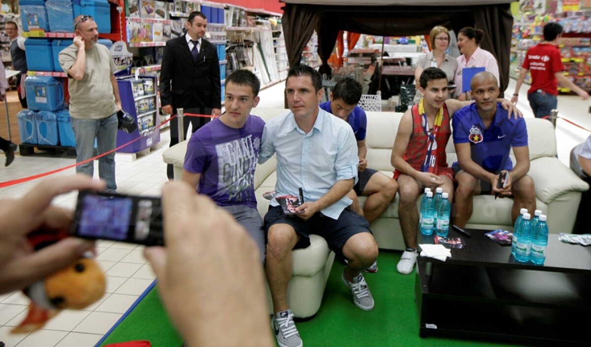 FOTO Steliştii au dat autografe la Mall, apoi s-au plimbat prin parc