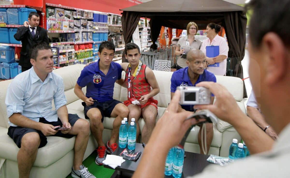 FOTO Steliştii au dat autografe la Mall, apoi s-au plimbat prin parc