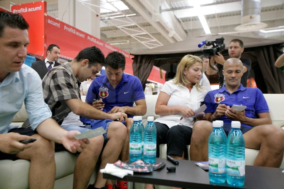 FOTO Steliştii au dat autografe la Mall, apoi s-au plimbat prin parc
